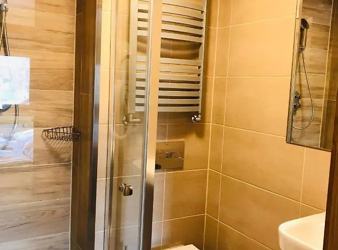 Korona 2* كوادسكوم